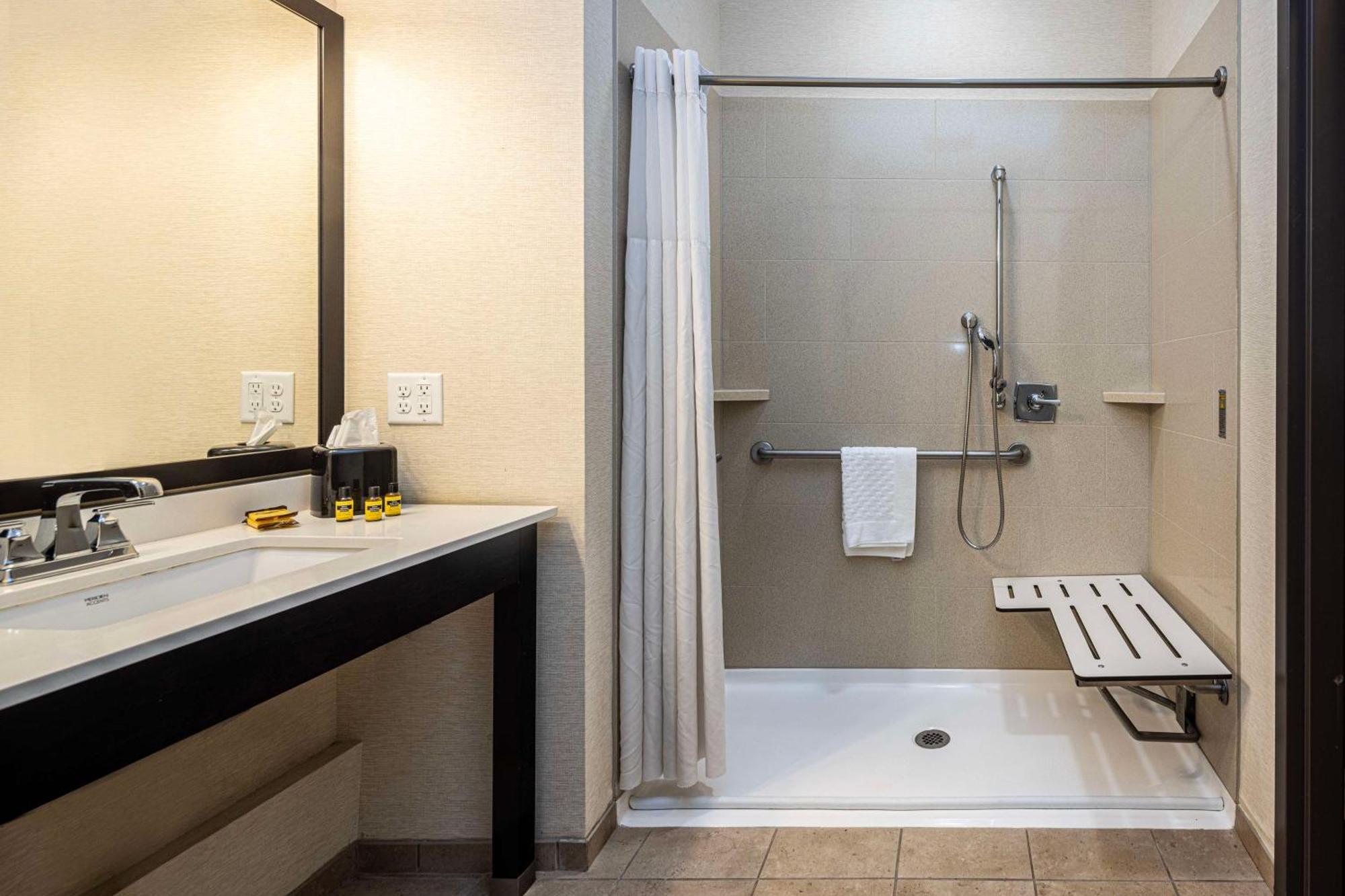 Best Western Plus Franciscan Square Inn & Suites Steubenville Esterno foto
