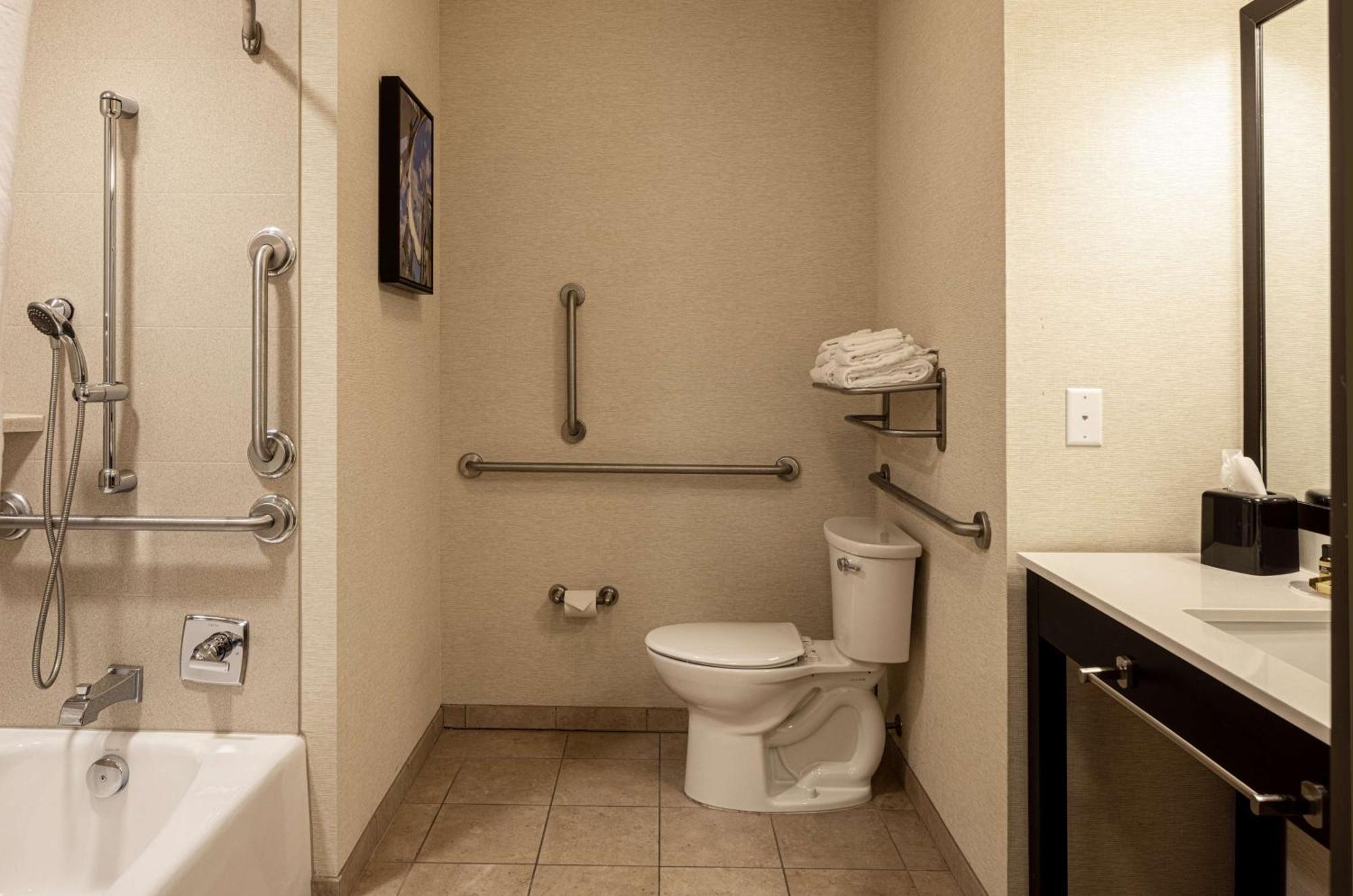 Best Western Plus Franciscan Square Inn & Suites Steubenville Esterno foto